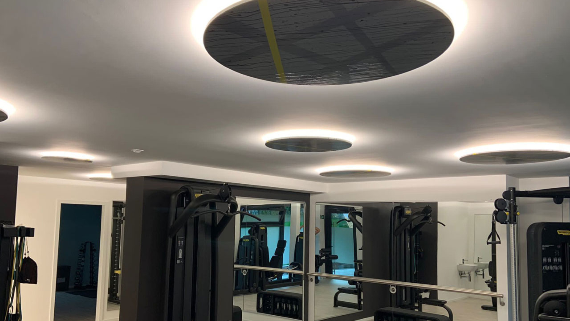 Foto Éclairage des salles de sport et des clubs de fitness